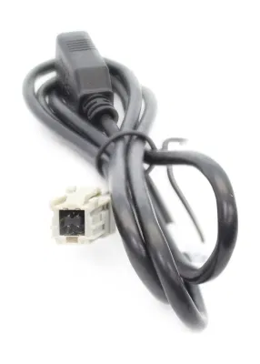 USB ドライブを日産 OEM ラジオ USB ケーブルに接続するためのアダプター (トヨタ用)